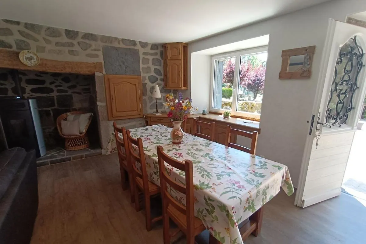 Gite 6 Personnes A Pailherols Saint-Clement  Villa Saint-Clement (Cantal)